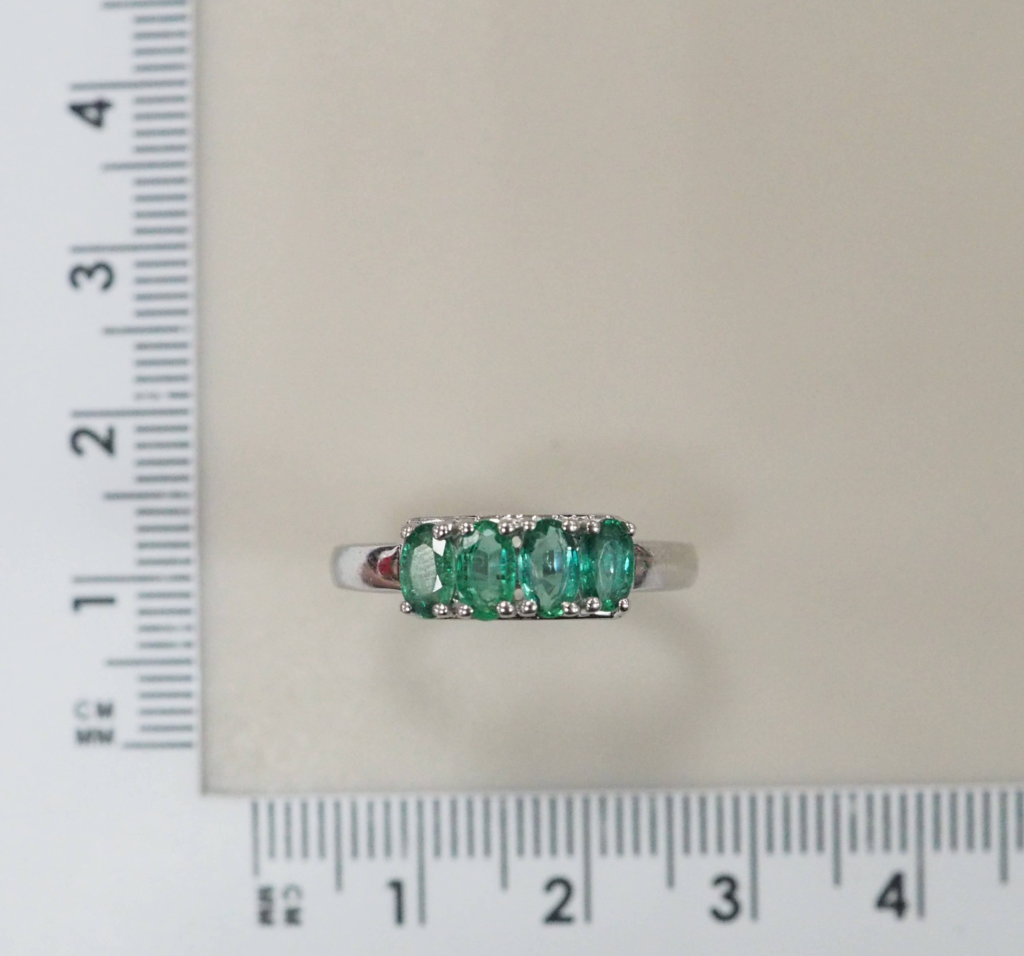 Серебряное кольцо с изумрудами